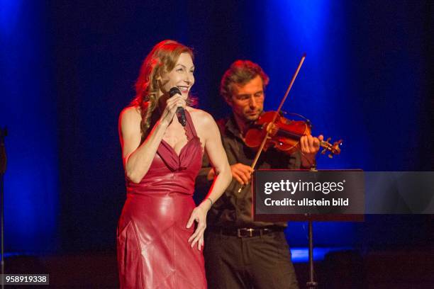 Ute Lemper - die deutsche Musicaldarstellerin, Chansonsängerin und Schauspielerin bei einem Konzert in der Hamburger Laeiszhalle, Musikhalle.