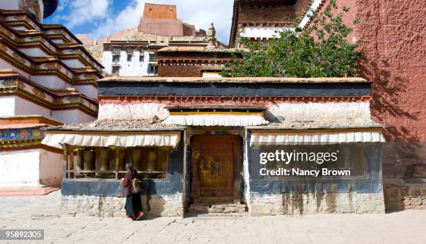 pilgrim worshiping in palkhor monastery in khumbum - gyantsé photos et images de collection