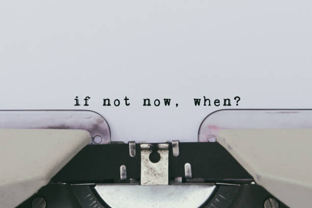 صورة لآلة كاتبة تطبع جملة: if not now, when؟