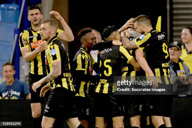Guram Kashia of Vitesse celebrates 3-2 with Matt Miazga of Vitesse, Maikel van der Werff of Vitesse, Thulani Serero of Vitesse, Navarone Foor of...