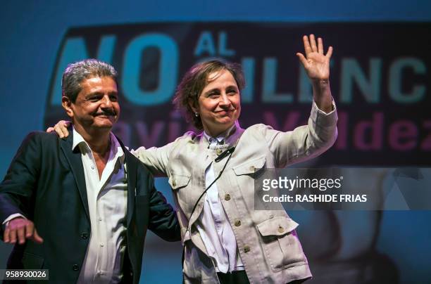 Mexican journalist Carmen Aristegui and the director of Mexican weekly Riodoce Ismael Bojorquez attend a ceremony at the University de Occidente to...
