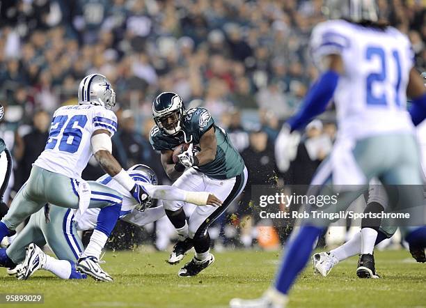 LeSean McCoy of the Philadelphia Eagles rushes against the Dallas Cowboys at Lincoln Financial Field on November 8, 2009 in Philadelphia,...