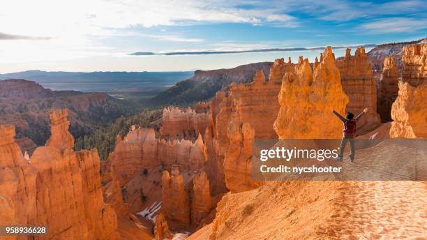 femme d’âge mûr randonnée parc national de bryce canyon - bryce canyon photos et images de collection