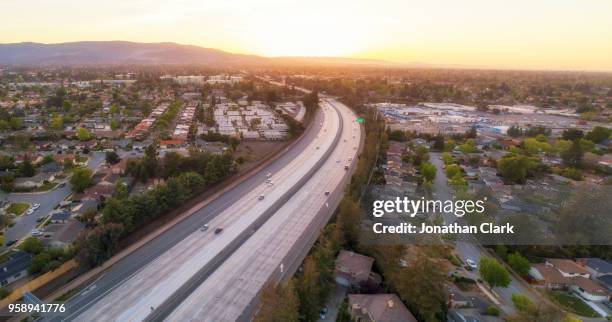 aerial of highway 280 in silicon valley. cupertino, usa - silicone chemische stof stockfoto's en -beelden