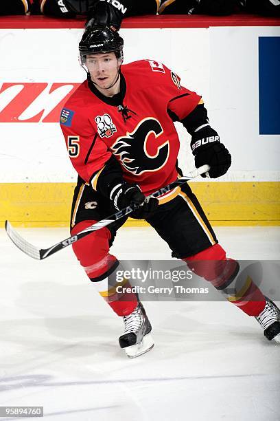 David Moss of the Calgary Flames skates against the Pittsburgh Penguins on January 13, 2010 at Pengrowth Saddledome in Calgary, Alberta, Canada. The...