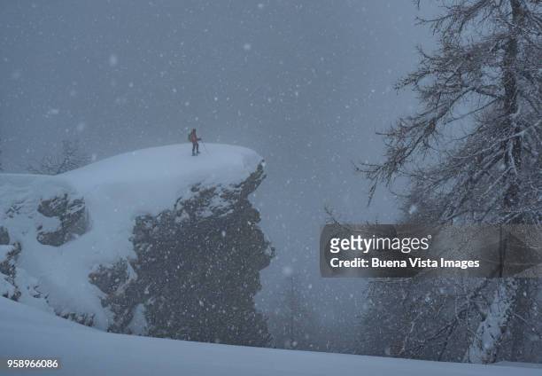 climber in a snow storm - adrenaline 個照片及圖片檔