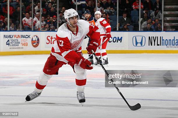 Patrick Eaves of the Detroit Red Wings skates during the game against the New York Islanders at the Nassau Coliseum on January 12, 2010 in Uniondale,...