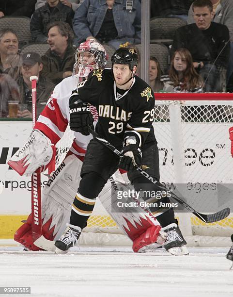 Steve Ott of the Dallas Stars sets up in front of the net against Jimmy Howard of the Detroit Red Wings on January 16, 2010 at the American Airlines...
