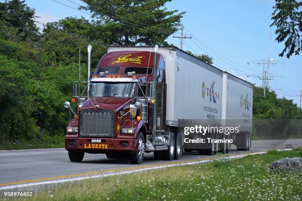 sattelauflieger lkw kenworth t800 auf der straße - t800 stock-fotos und bilder