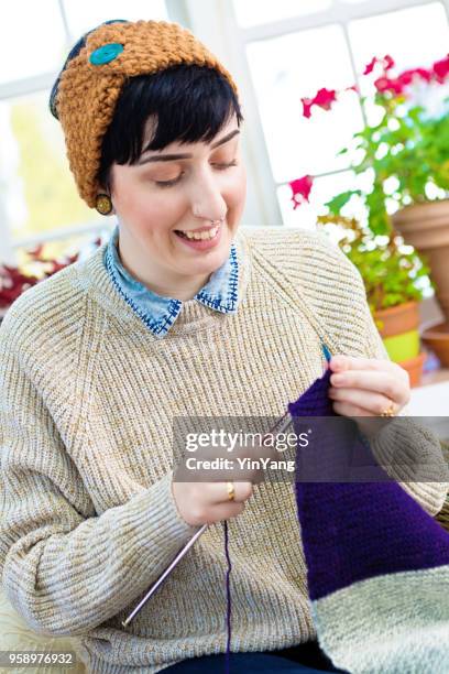 millénaire jeune femme caucasienne tricot pour loisirs détente - ornement auriculaire photos et images de collection