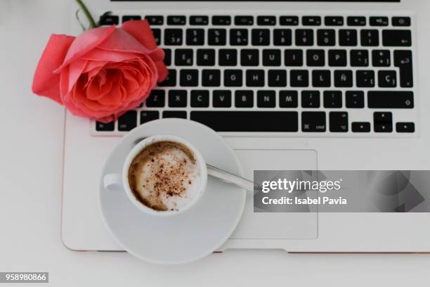 directly above shot of coffee cup with computer on white table - isabel pavia stock-fotos und bilder