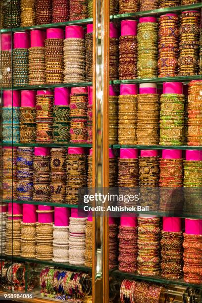 bangle shop laad bazaar - laad bazaar stock pictures, royalty-free photos & images