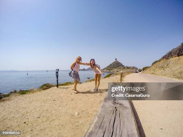 Deux jeunes femmes sur les vacances d’été