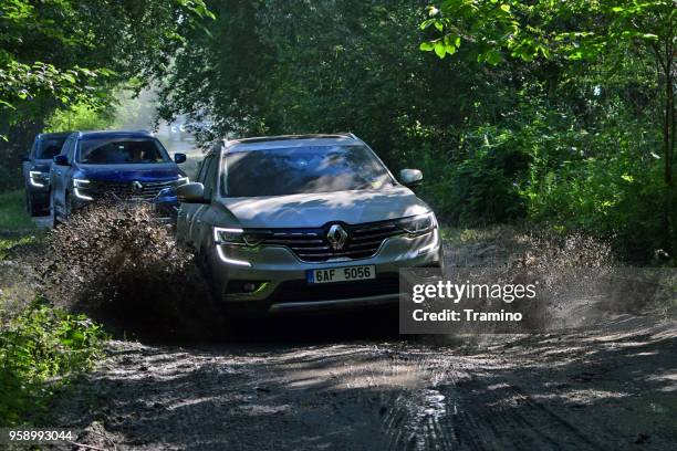 vehículos renault koleos en el camino de tierra - koleos fotografías e imágenes de stock