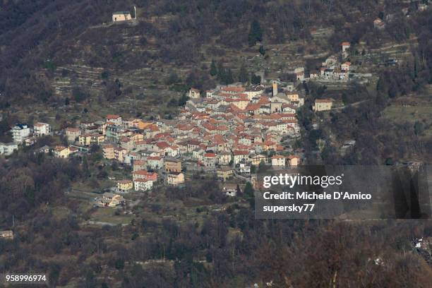 the ancient village of palanzo, faggeto lario - supersky77 foto e immagini stock