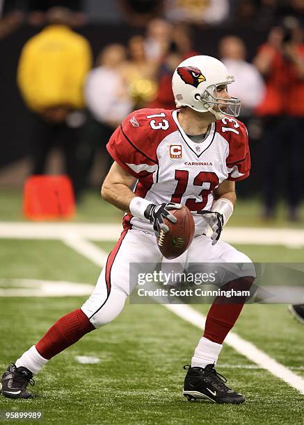 Kurt Warner of the Arizona Cardinals passes against the New Orleans Saints in an NFC Divisional Playoff Game at the Louisiana Superdome on January...