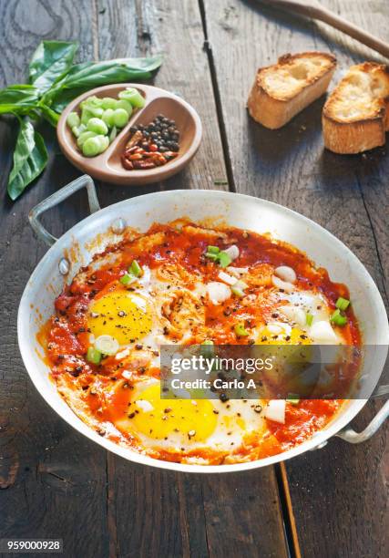 huevos rancheros - huevos-rancheros fotografías e imágenes de stock