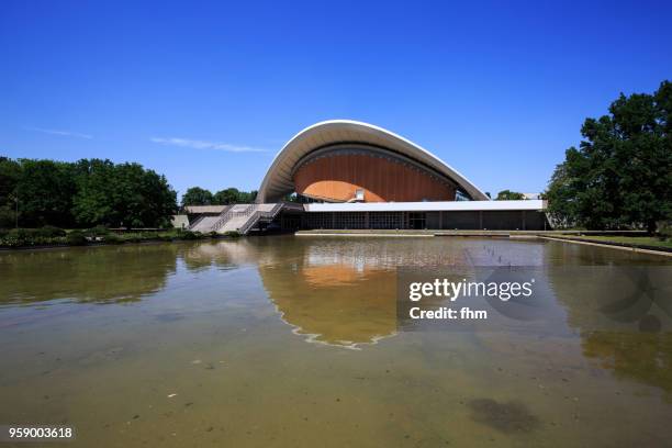 haus der kulturen der welt ("schwangere auster") - event location in tiergarten/ berlin - auster stock pictures, royalty-free photos & images