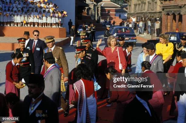 Nepal - The Kings of Spain in Katmandu. - Los Reyes de Espana a su llegada al aeropuerto recibidos por el rey Birendra y la reina Aishwayra.