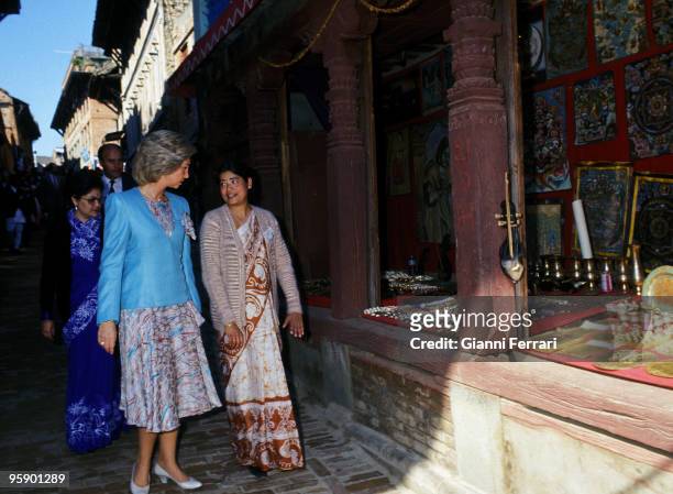 Visit ofthe Kings of Spain in Nepal - Visit of the Kings of Spain. Queen Sofia in the monumental town of Bhaktapur l with the Queen of Nepal...