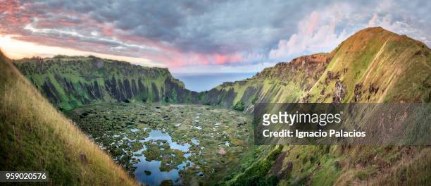 orongo, rano kau crater, rapa nui national park - ignacio palacios stockfoto's en -beelden