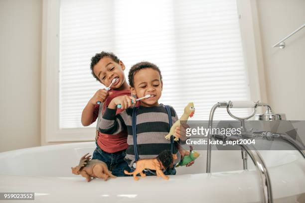 ein bruder - brothers bathroom stock-fotos und bilder