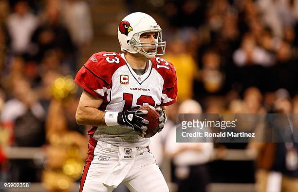Quarterback Kurt Warner of the Arizona Cardinals looks to pass against the New Orleans Saints during the NFC Divisional Playoff Game at Louisana...