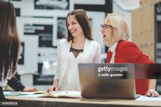 gruppe von kreativ-profis treffen - happy asian woman bright office stock-fotos und bilder