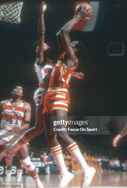 Jim Chones of the Cleveland Cavaliers goes up to shoot over Dave Bing of the Washington Bullets during an NBA basketball game circa 1975 at the...