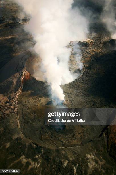 kīlauea pele em erupção no parque nacional de vulcões do havaí - cratera de halemaumau - fotografias e filmes do acervo