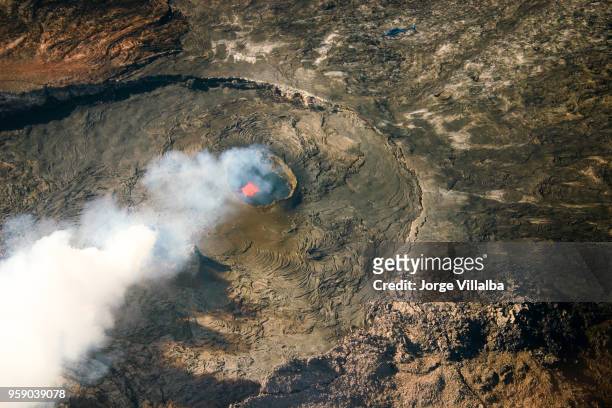kīlauea pele em erupção no parque nacional de vulcões do havaí - cratera de halemaumau - fotografias e filmes do acervo