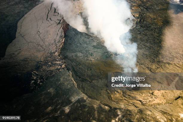 kīlauea pele em erupção no parque nacional de vulcões do havaí - cratera de halemaumau - fotografias e filmes do acervo