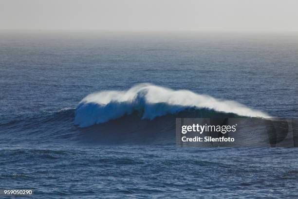 a big wave breaking at mavericks, northern california - silentfoto 個照片及圖片檔