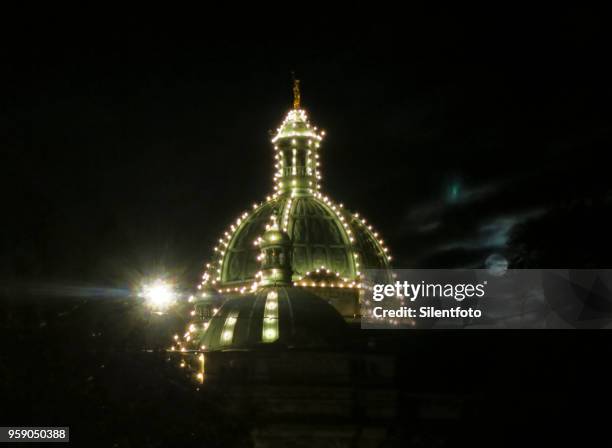 lit central dome to the british columbia legislature building - silentfoto stock-fotos und bilder