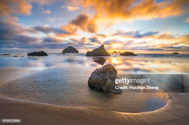 bandon, oregon-meer-stacks - oregon coast stock-fotos und bilder