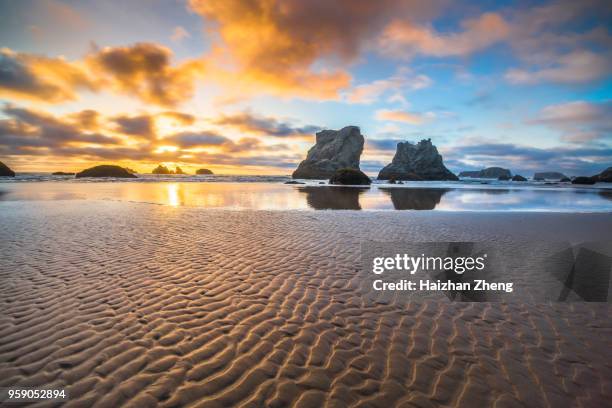 bandon, oregon sea stacks - rock terrain stockfoto's en -beelden