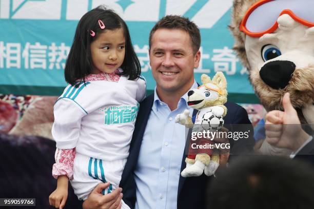 English former footballer Michael Owen interacts with a fan during Hisense 'Road to Russia' FIFA World Cup event on May 15, 2018 in Qingdao, Shandong...