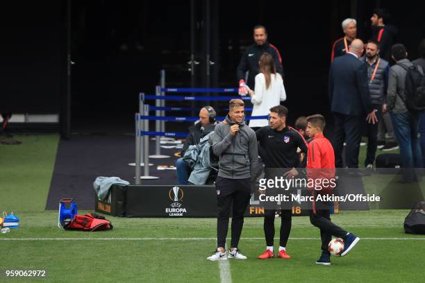 Diego Simeone head coach of Atletico Madrid speaks with his sons during a training session at Stade de Lyon ahead of the UEFA Europa League Final...