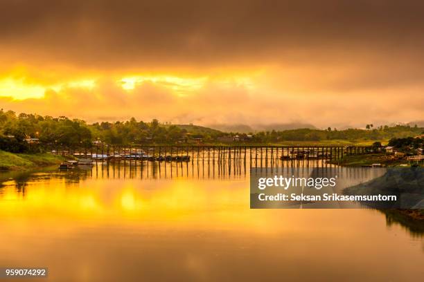 old bridge (mon bridge) at sunset - monsees stock-fotos und bilder