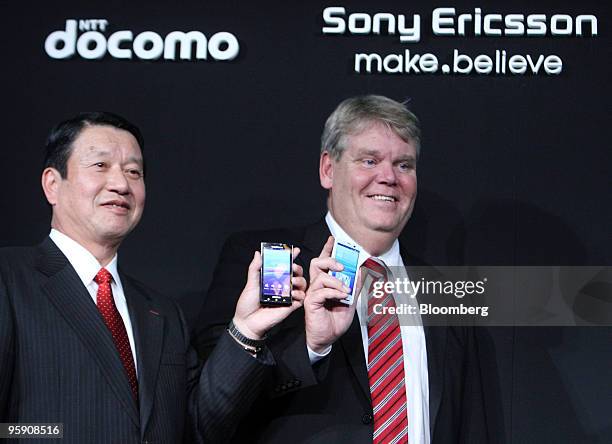 Ryuji Yamada, president of NTT DoCoMo Inc., left, and Bert Nordberg, president and chief executive officer of Sony Ericsson Mobile Communications AB,...