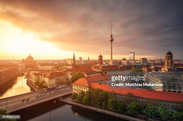 berlin panorama summer sunset skyline with tv tower - makarinus 個照片及圖片檔