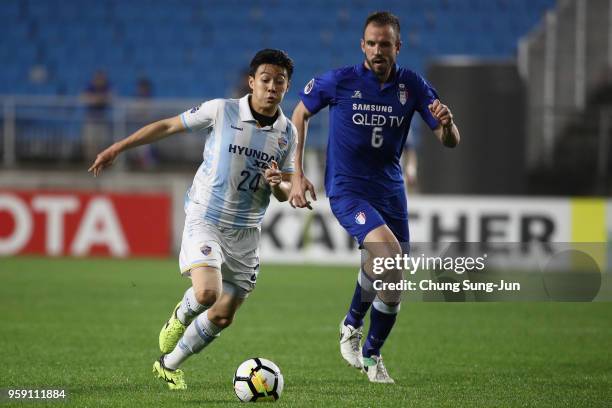 Han Seung-gyu of Ulsan Hyndai and Matthew Jurman of Suwon Samsung Bluewings compete for the ball during the AFC Champions League Round of 16 second...