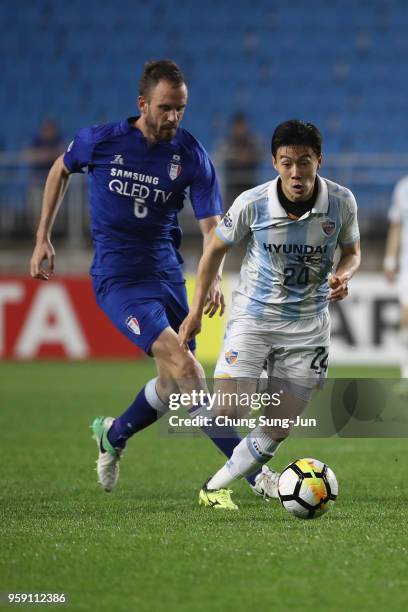 Han Seung-gyu of Ulsan Hyndai and Matthew Jurman of Suwon Samsung Bluewings compete for the ball during the AFC Champions League Round of 16 second...