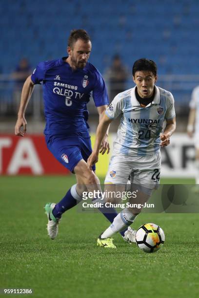 Han Seung-gyu of Ulsan Hyndai and Matthew Jurman of Suwon Samsung Bluewings compete for the ball during the AFC Champions League Round of 16 second...