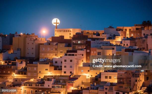 luna llena sobre el barrio de san juan - luna llena stockfoto's en -beelden