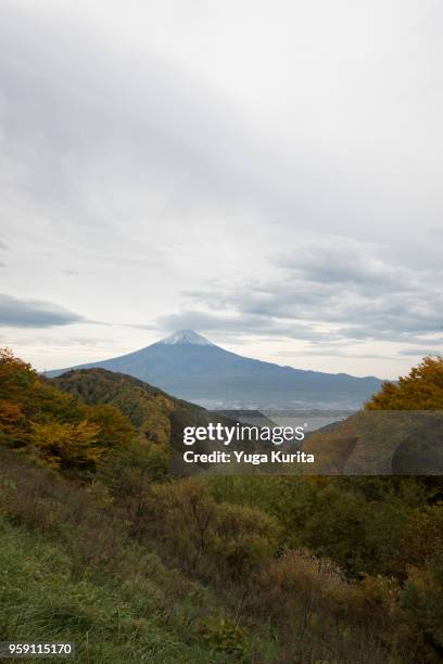 mount fuji over the valley and lake kawaguchi - yuga kurita stock pictures, royalty-free photos & images