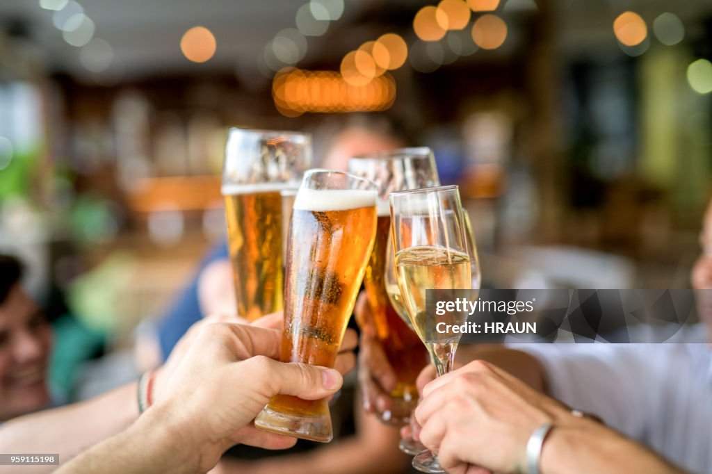 Bild von Freunden Toasten Getränke Feier zugeschnitten.