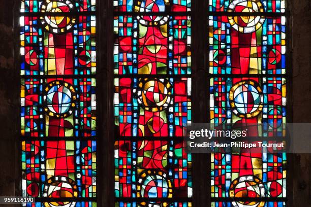 stained glass window in cathedral of saint gatianus in tours, france - stained glass stockfoto's en -beelden