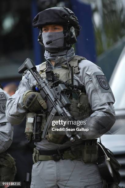 Member of the federal police BFE Plus anti-terror unit holds a Heckler & Koch MP5 submachine gun prior to a visit by German Interior Minister Horst...