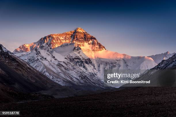 the north face of mt.everest from tibet side during sunset in china - north face of everest fotografías e imágenes de stock